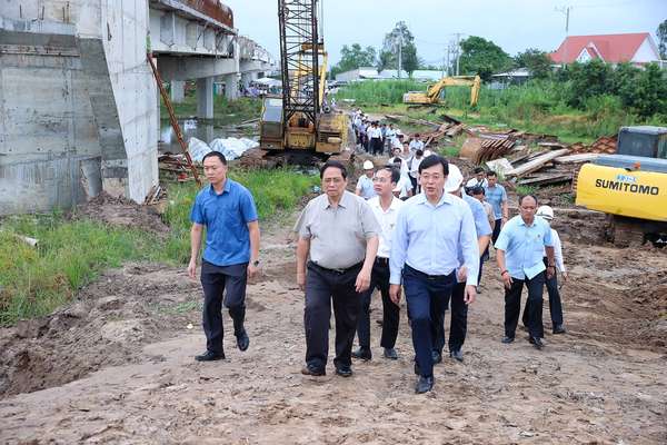 Thủ tướng kiểm tra công trường, chỉ đạo thông tuyến 2 dự án cao tốc tại ĐBSCL vào 19/12/2025- Ảnh 5. Thủ tướng kiểm tra công trường, chỉ đạo thông tuyến 2 dự án cao tốc tại ĐBSCL vào 19/12/2025- Ảnh 5.