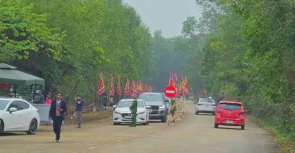 Hàng nghìn du khách đổ về Am Tiên ngày “mở cổng trời”