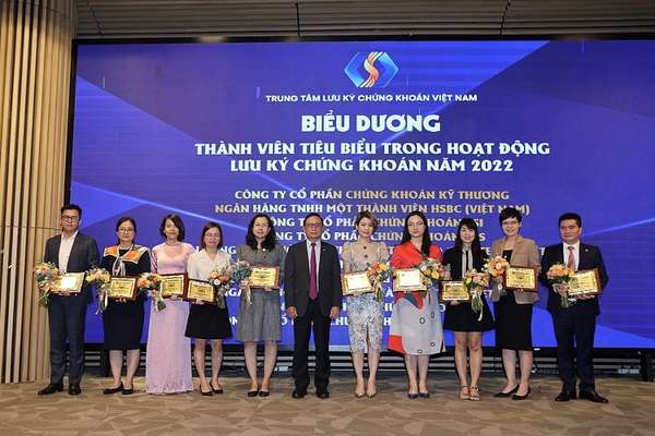 Ông Nguyễn Sơn – Chủ tịch Hội đồng quản trị VSD (đứng giữa) vinh danh và trao kỷ niệm chương cho 10 thành viên tiêu biểu trong hoạt động lưu ký chứng khoán năm 2022.