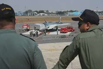 Bản tin quân sự 11/2: Su-57E là tâm điểm tại Aero India