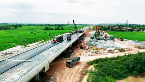Công trường cao tốc Bãi Vọt - Hàm Nghi, một trong những công trình trọng điểm Vinaconex đang thi công