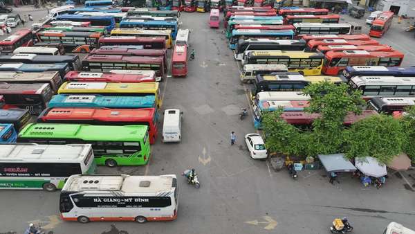Bến xe Hà Nội chật kín phương tiện đưa người dân về Hà Nội: Người dân chen chân xếp hàng đón xe về quê nghỉ lễ 30/4