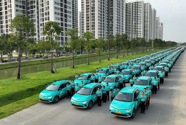 Dàn taxi Xanh SM với màu xanh Cyan đặc trưng đã sẵn sàng phục vụ người dân TP.HCM từ ngày 30/4/2023, mang đến một lựa chọn dịch vụ mới chất lượng hơn trong lĩnh vực giao thông công cộn
