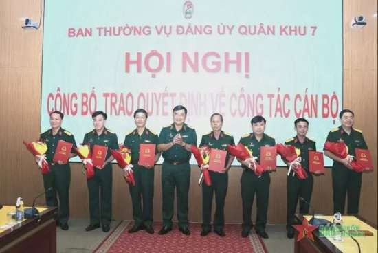 Nhân sự 20/12: Thường vụ Đảng ủy Quân khu 7 trao quyết định về công tác cán bộ