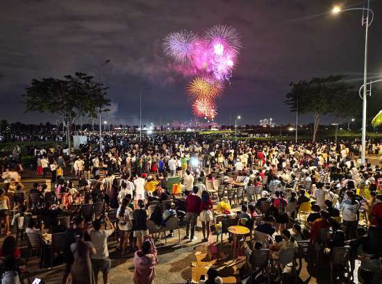 Gần 100.000 du khách đổ về Van Phuc City ngắm pháo hoa