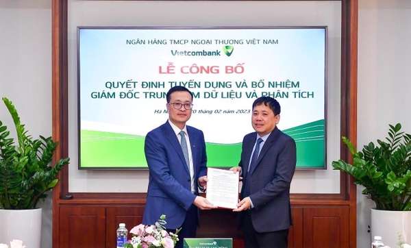 Tân Giám đốc Trung tâm dữ liệu và phân tích TSC Vietcombank, ông Nguyễn Quang Huy (bên phải). (Nguồn: Vietcombank).