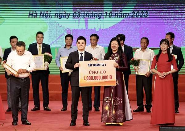 Ông Đỗ Vinh Quang, Phó Chủ tịch HĐQT Tập đoàn T&T Group (bên trái) trao ủng hộ cho Quỹ “Vì người nghèo” thành phố Hà Nội (Nguồn: T&T Group)