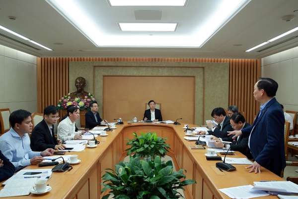 Phó Thống đốc Thường trực Ngân hàng Nhà nước Đào Minh Tú báo cáo Phó Thủ tướng về công tác bảo đảm nguồn vốn tín dụng cho lĩnh vực bất động sản - Ảnh: VGP