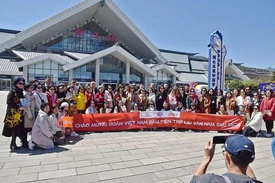 Sau hơn 3 năm, Trung Quốc đón đoàn du khách Việt Nam đầu tiên