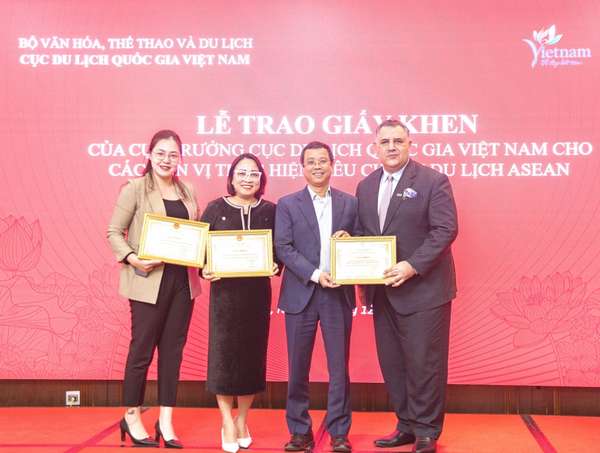 3 quần thể khách sạn nghỉ dưỡng FLC đáp ứng Tiêu chuẩn Địa điểm tổ chức MICE ASEAN nhận Giấy khen của Cục trưởng Cục Du lịch Quốc gia Việt Nam. Ảnh: TITC, FLC Hotels & Resorts