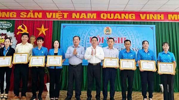 Công ty TNHH Number One Hậu Giang là một trong những đơn vị được Liên đoàn Lao động tỉnh trao bằng khen tại hội nghị