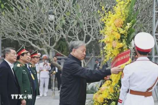 Tổng Bí thư Tô Lâm dâng hương tưởng nhớ và tri ân các Anh hùng liệt sỹ