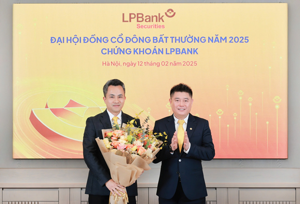 Ông Nguyễn Duy Khoa (bên trái)