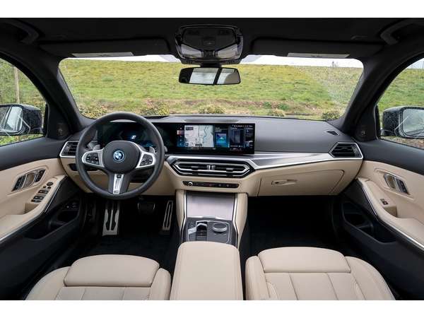 Giá xe BMW 3 Series niêm yết và lăn bánh mới nhất tháng 12/2023: Chỉ từ 1,3 tỷ đồng