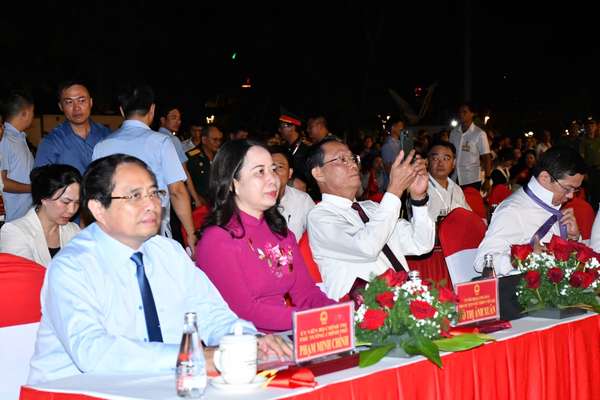 'Dưới cờ vinh quang': Kết nối quá khứ, hiện tại, tương lai trong xúc cảm và tự hào- Ảnh 5. 'Dưới cờ vinh quang': Kết nối quá khứ, hiện tại, tương lai trong xúc cảm và tự hào- Ảnh 5.