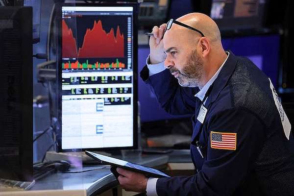 Chứng khoán Mỹ phiên 2/5: Dow Jones mất 367 điểm do lo ngại về ngành ngân hàng