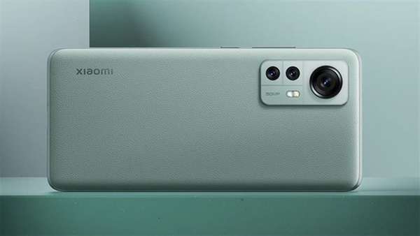 Xiaomi 12 Pro gây sốt về giá: Smartphone cao cấp cạnh tranh 
