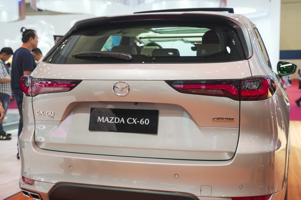Cận cảnh Mazda CX-60 thế hệ mới, giá quy đổi gần 2 tỷ đồng