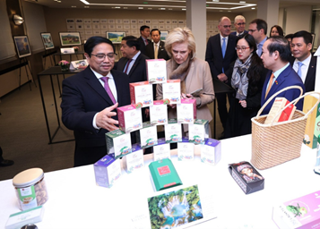 Thủ tướng Phạm Minh Chính giới thiệu sản phẩm TH true HERBAL tới Công chúa Vương quốc Bỉ