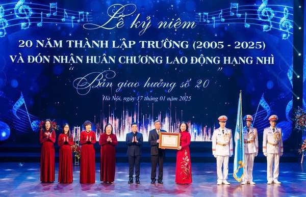 Trường THCS Đoàn Thị Điểm kỷ niệm 20 năm thành lập và long trọng đón nhận Huân chương Lao động hạng Nhì