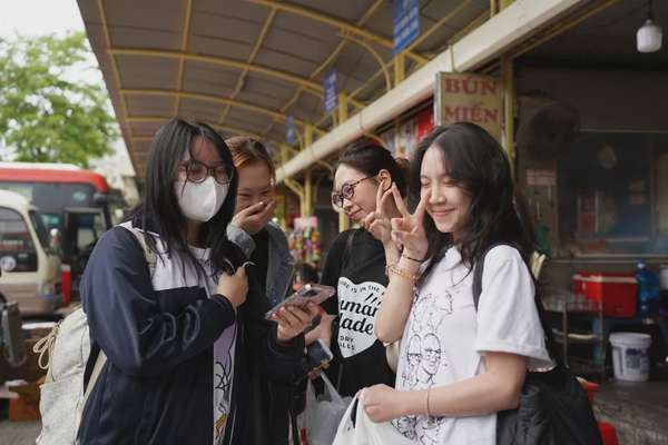 Bến xe Hà Nội chật kín phương tiện đưa người dân về Hà Nội: Người dân chen chân xếp hàng đón xe về quê nghỉ lễ 30/4