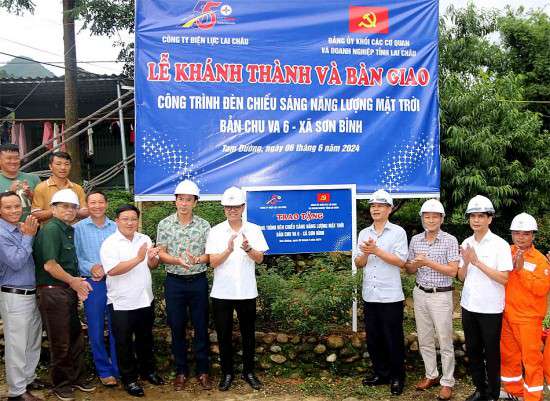 Lai Châu bàn giao công trình “Đèn chiếu sáng năng lượng mặt trời”