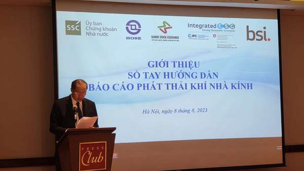 Ông Phạm Hồng Sơn, Phó Chủ tịch UBCKNN phát biểu tại buổi ra mắt Sổ tay