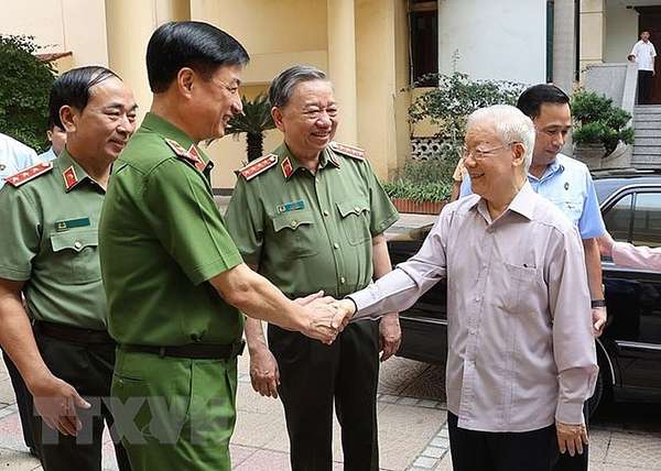 Tổng Bí thư Nguyễn Phú Trọng với các đại biểu Đảng ủy Công an Trung ương dự hội nghị. (Ảnh: TTXVN)