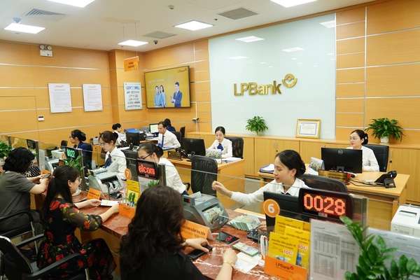 LPB: Phó Tổng Giám đốc LPBank đăng kí bán 200.000 cổ phiếu