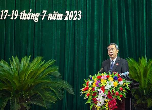 Chủ tịch Hội đồng nhân dân tỉnh Quảng Trị Nguyễn Đăng Quang phát biểu khai mạc kỳ họp. (Ảnh: DUY LINH)