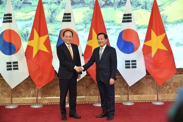 Phó Thủ tướng Chính phủ Lê Minh Khái và Phó Thủ tướng Hàn Quốc Kyungho Choo. Ảnh VGP