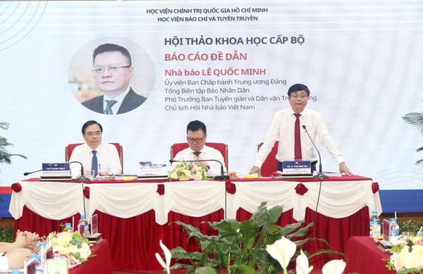 Phó Giáo sư, Tiến sĩ Phạm Minh Sơn, Giám đốc Học viện Báo chí và Tuyên truyền phát biểu tại hội thảo. (Ảnh: THÚY HẰNG) hoithao1.jpg