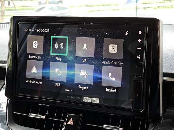 Màn hình cảm ứng trung tâm 9 inch là trang bị tiêu chuẩn của Toyota Corolla Altis 2023 ở Thái Lan