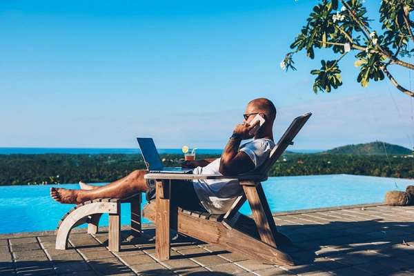 Cộng đồng digital nomad ngày càng lớn mạnh với sự phát triển của công nghệ, giúp họ có thể làm việc từ xa mà vẫn giữ được mức thu nhập cao