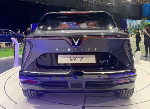 VinFast VF 7 chào thị trường Việt, vận hành 450 km/lần sạc