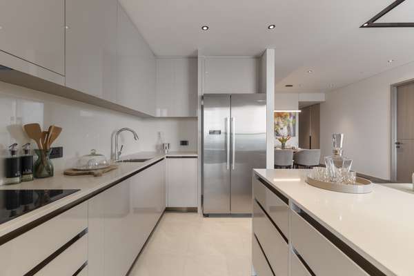 Hệ tủ bếp được thiết kế riêng để phù hợp với 43 kiểu mặt bằng căn hộ và 100% được chế tác bởi các chuyên gia Ý.