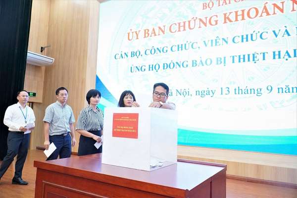 Các cán bộ UBCKNN tham gia ủng hộ trực tiếp tại buổi lễ phát động