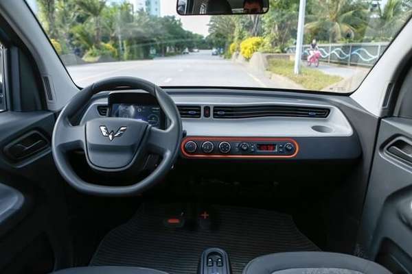 Giá xe Wuling Hongguang Mini EV tháng 8: Lăn bánh chỉ từ 261 triệu