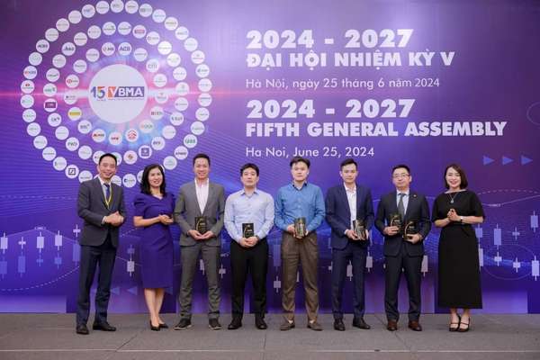 Ông Trương Tùng - Trưởng Phòng Kinh doanh ngoại tệ - Khối Nguồn vốn (thứ hai ngoài cùng bên phải) đại diện LPBank nhận giải thưởng của VBMA ở cả hai hạng mục Nhà tạo lập thị trường Giao dịch FX Swap tốt nhất năm 2023