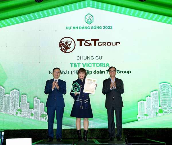 Bà Bùi Thị Minh Tâm - Tổng Giám đốc T&T Homes nhận Giải thưởng “Dự án đáng sống năm 2022”