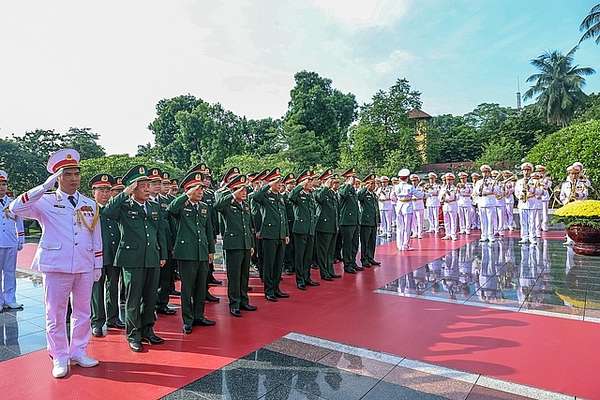 Đoàn đại biểu Quân ủy Trung ương, Bộ Quốc phòng đặt vòng hoa, tưởng niệm các Anh hùng liệt sĩ tại Đài tưởng niệm các Anh hùng liệt sĩ và vào Lăng viếng Chủ tịch Hồ Chí Minh - Ảnh: VGP/Nhật Bắc