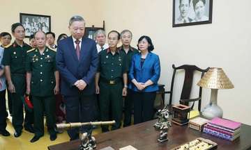 Tổng Bí thư dâng hương và thăm nơi Chủ tịch Hồ Chí Minh soạn Tuyên ngôn Độc lập
