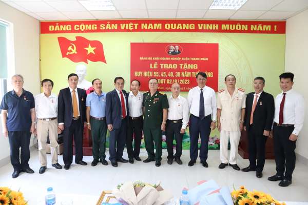 Đảng bộ khối Doanh nghiệp quận Thanh Xuân: Trao tặng Huy hiệu Đảng cho 11 Đảng viên