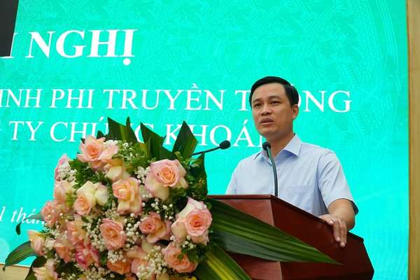 PGS.TS. Phạm Tiến Dũng - Trưởng khoa Cảnh sát kinh tế - Học viện Cảnh sát và các giảng viên tại khoa Cảnh sát kinh tế - Học viện Cảnh sát trình bày tại Hội nghị