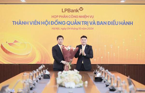 Ông Nguyễn Đức Thụy – Chủ tịch HĐQT LPBank (phải) tặng hoa chúc mừng cho ông Vũ Quốc Khánh  – Quyền Tổng Giám đốc (trái).