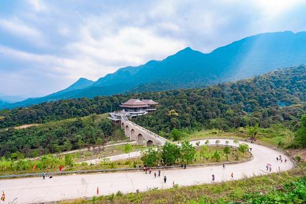 Đường ra ga cáp treo để đi lên chùa Thượng và chùa Đồng được bao quanh bởi núi non hùng vĩ. (Ảnh chụp tại Lễ khai hội Xuân Tây Yên Tử 2023)