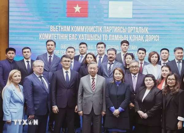 Tổng Bí thư Tô Lâm và lãnh đạo, giảng viên, học viên Học viện Hành chính Công trực thuộc Tổng thống Kazakhstan. Ảnh: TTXVN