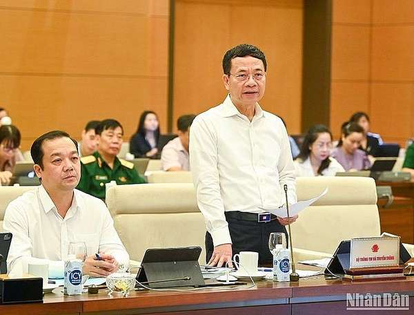 Bộ trưởng Thông tin và Truyền thông Nguyễn Mạnh Hùng phát biểu tại phiên họp. (Ảnh: DUY LINH)