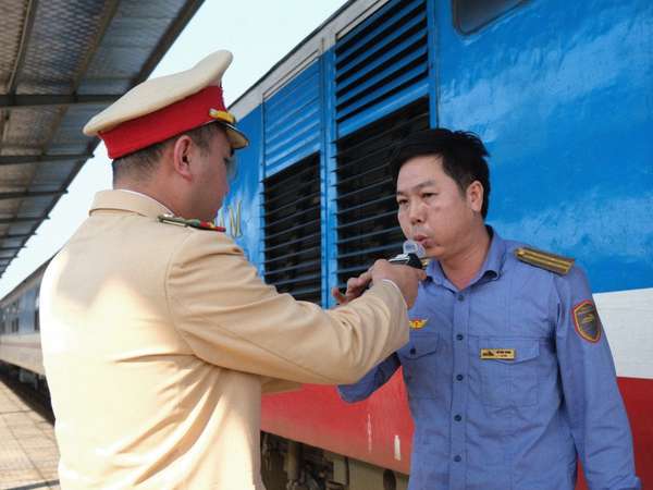 Hà Tĩnh: Kiểm tra nồng độ cồn, ngăn ngừa tai nạn đường sắt