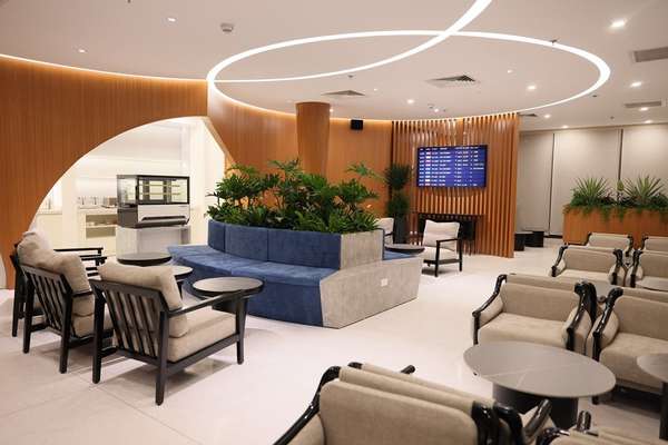 Phòng chờ PVcomBank Premier Lounge gây ấn tượng với thiết kế sang trọng và tinh tế, kết hợp hài hòa giữa các yếu tố thẩm mỹ